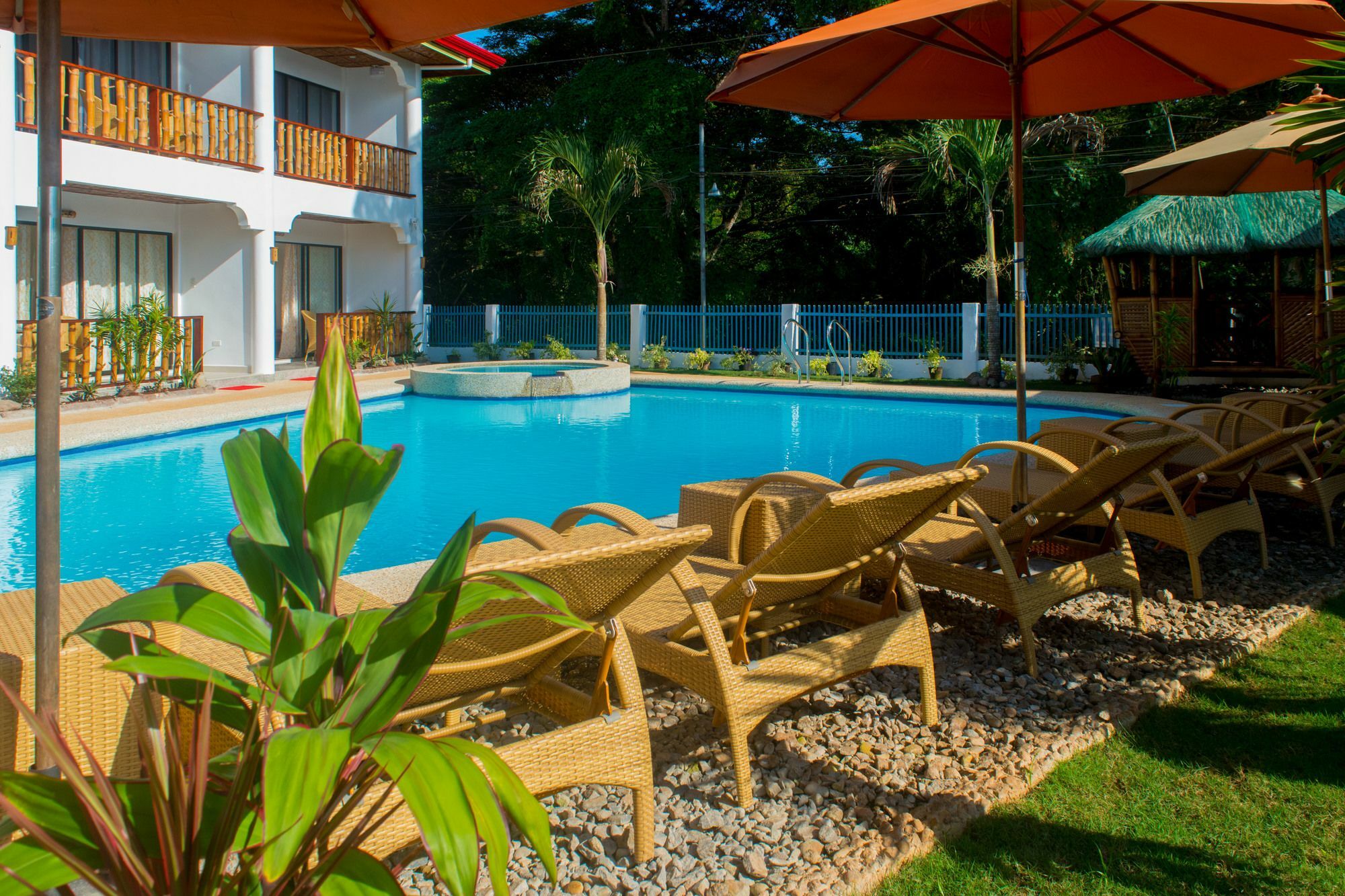 פנגלאו Alona Vida Beach Hill Resort מראה חיצוני תמונה